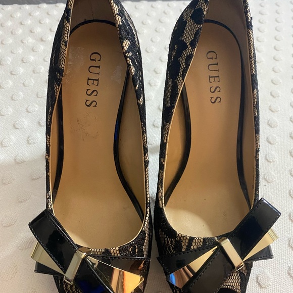 Guess lace peep toe pumps with a metal bow on the toe - Picture 13 of 16